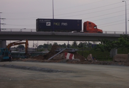 Mối nguy hiểm xe lật trên cầu vượt Cát Lái